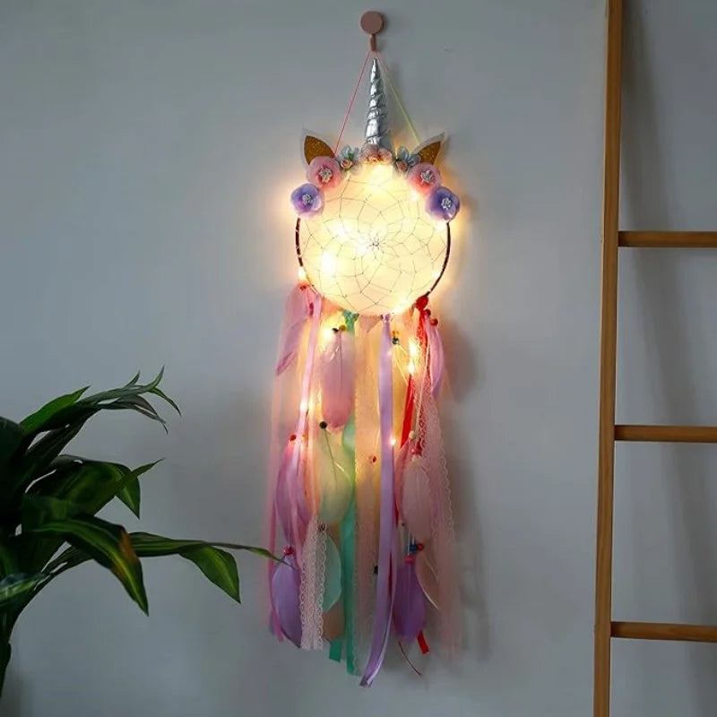 attrape rêves multicolore plumes fantaisie licorne motifs floraux chambre enfant decoration murale rose violet