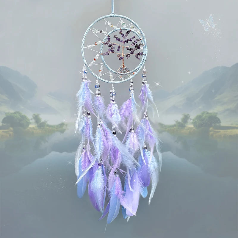 Un magnifique attrape-rêves décoré de plumes et de pierres précieuses dans des tons de violet et de bleu, suspendu devant un paysage naturel aux couleurs douces.