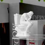 statue humoristique penseur assis toilettes blanc artistique parodie