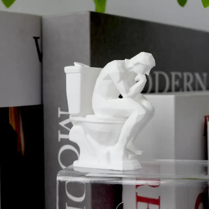 statue humoristique penseur assis toilettes blanc artistique parodie