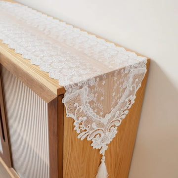 serviettes table blanches brodées motifs floraux coton polyester classiques romantiques tassel