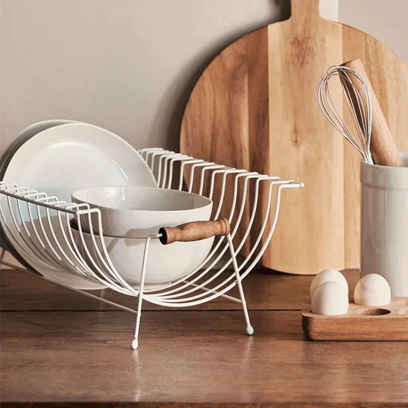 rangement vaisselle métal filaire poignées bois blancs bols assiettes modernes scandinaves cuisine