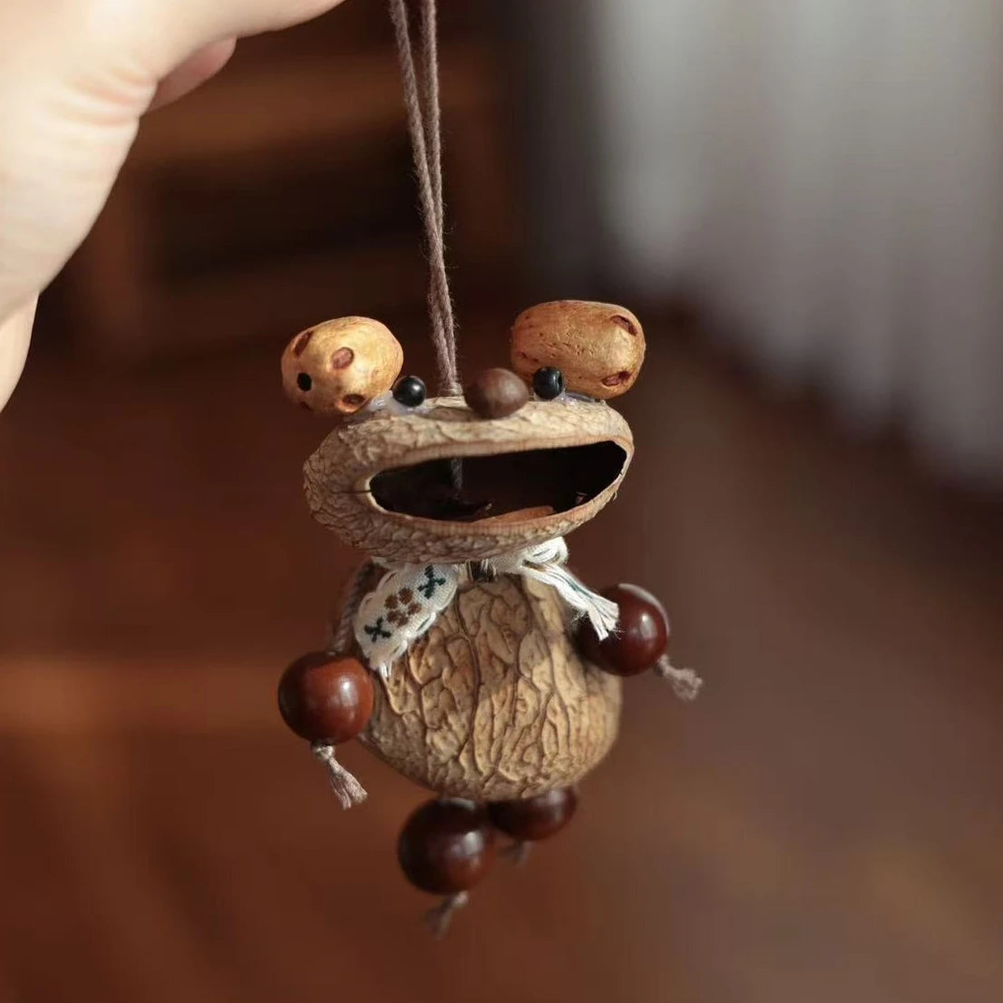 figurine animale suspendue ours koala marron beige bois tissu floral artisanal rustique