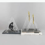sculptures décoratives modernes homme assis sphères figures suspendues transparentes textures cristallines contemporaines