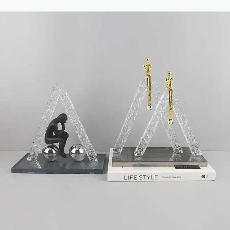 sculptures décoratives modernes homme assis sphères figures suspendues transparentes textures cristallines contemporaines
