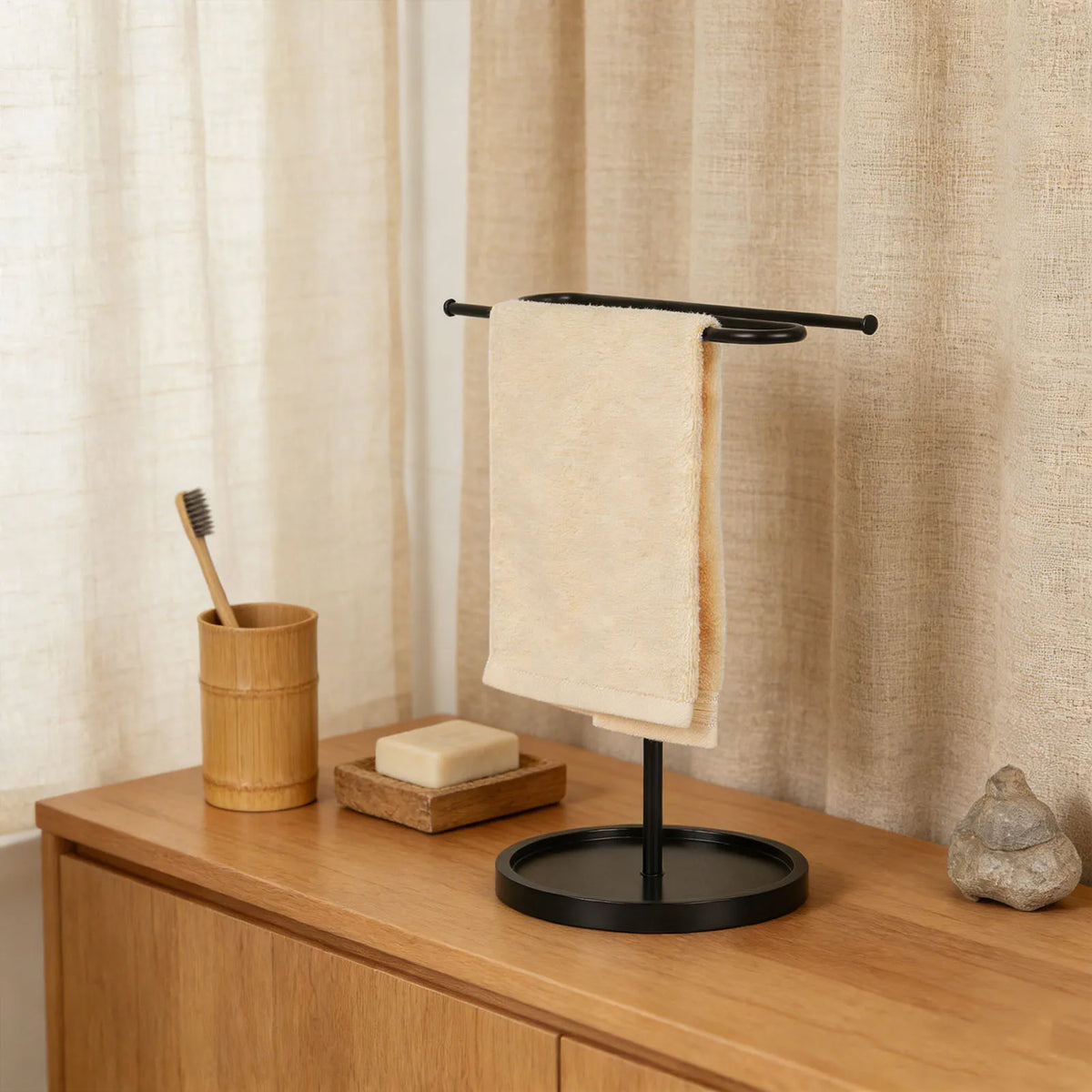 porte serviettes moderne noir mat serviette beige motif orange base circulaire salle bain acier