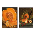Des tranches de courge d'un bel orange vif et une nature morte de fruits d'automne colorés.