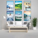 Affiches de paysages montagneux et d'activités de sports d'hiver dans un décor de salon moderne.