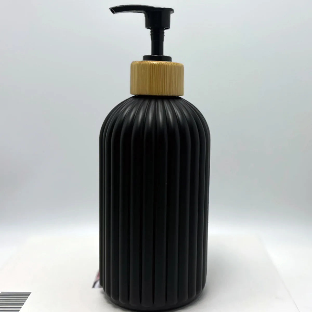 flacon pompe rechargeable 500ml noir transparent rayures verticales moderne bouchon bois
