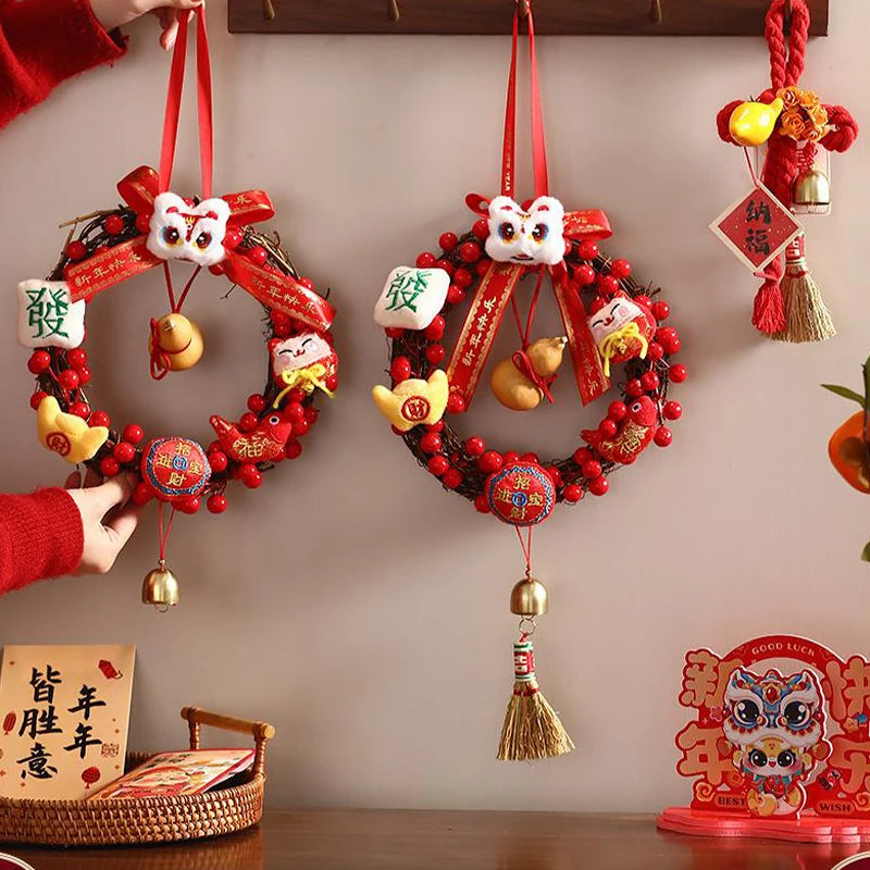 décorations festives couronnes traditionnelles rouge blanc doré pompons rubans texte chinois nouvelle année