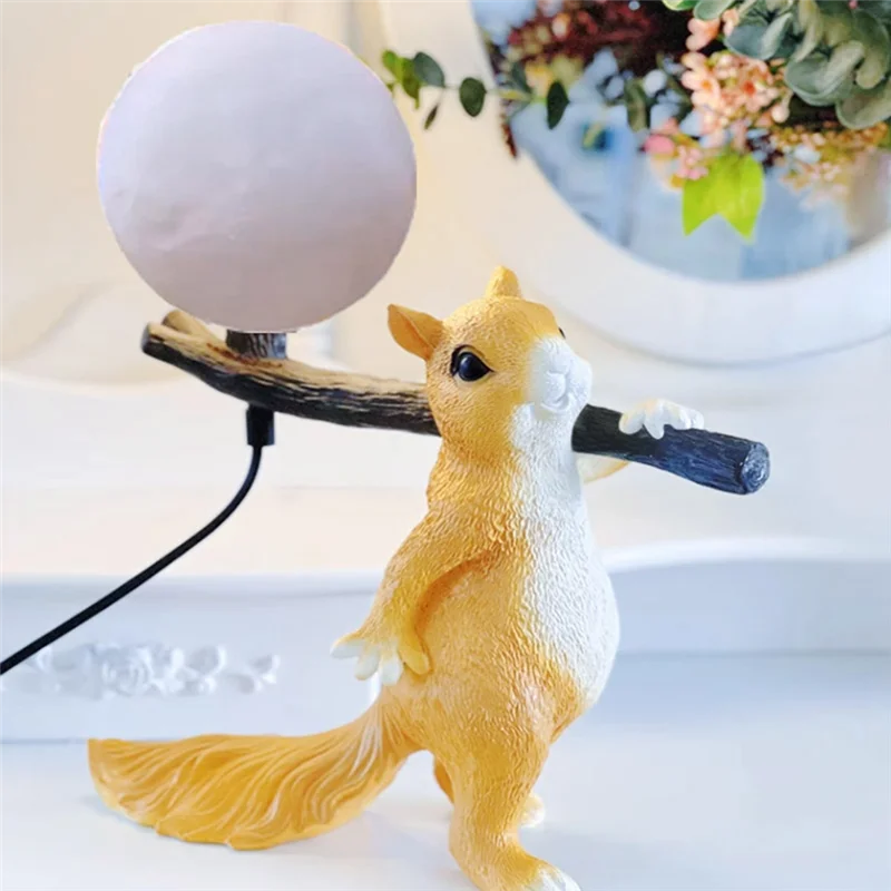 lampe poser écureuil orange texture fourrure réaliste câble noir tringle chambre enfants