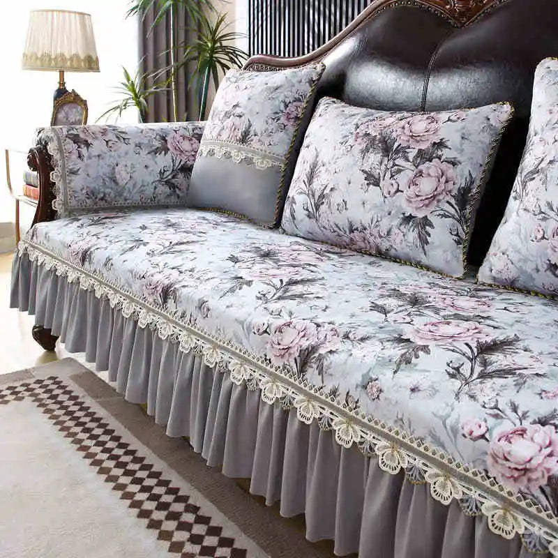 Une élégante méridienne tapissée de motifs floraux élégants et ornée de fines dentelles, dans un salon accueillant.