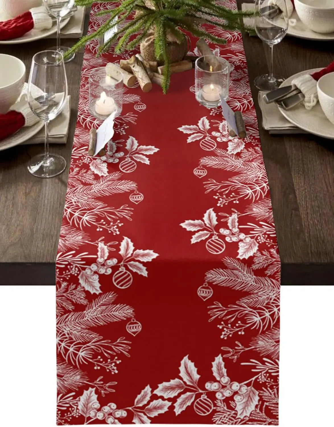 Magnifique chemin de table rouge festif orné de feuilles de houx et de boules de Noël, parfait pour une décoration de table de Noël chaleureuse et élégante.