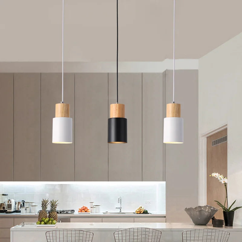 lampe suspendue moderne minimaliste vert noir blanche bois clair abatjour cylindrique