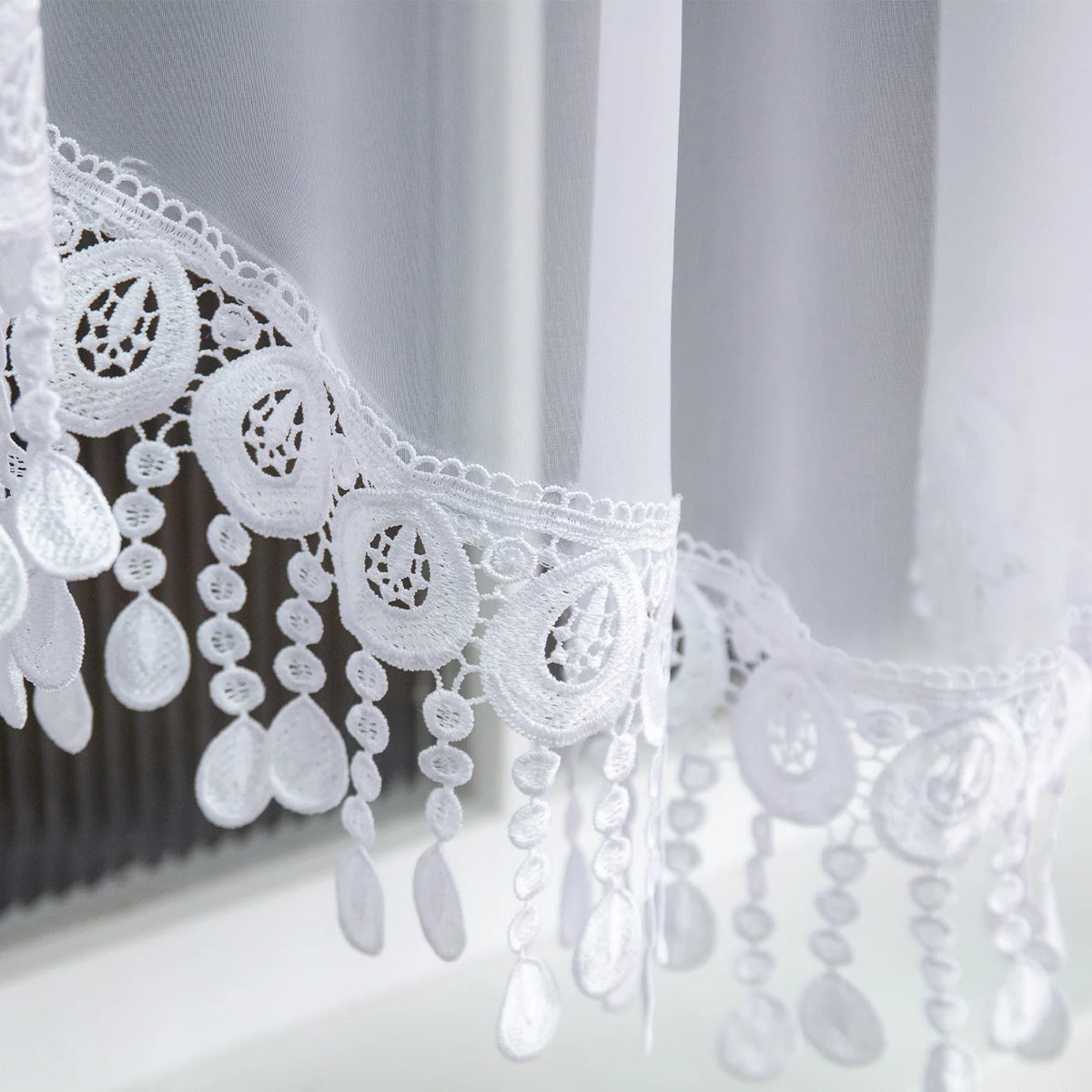 rideau blanc transparent dentelle géométrique classique salon moderne