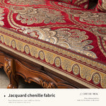 L'élégante et complexe texture du tissu jacquard chenille, avec ses motifs baroques dorés sur un fond rouge profond, transmet la richesse et la sophistication du style rococo.