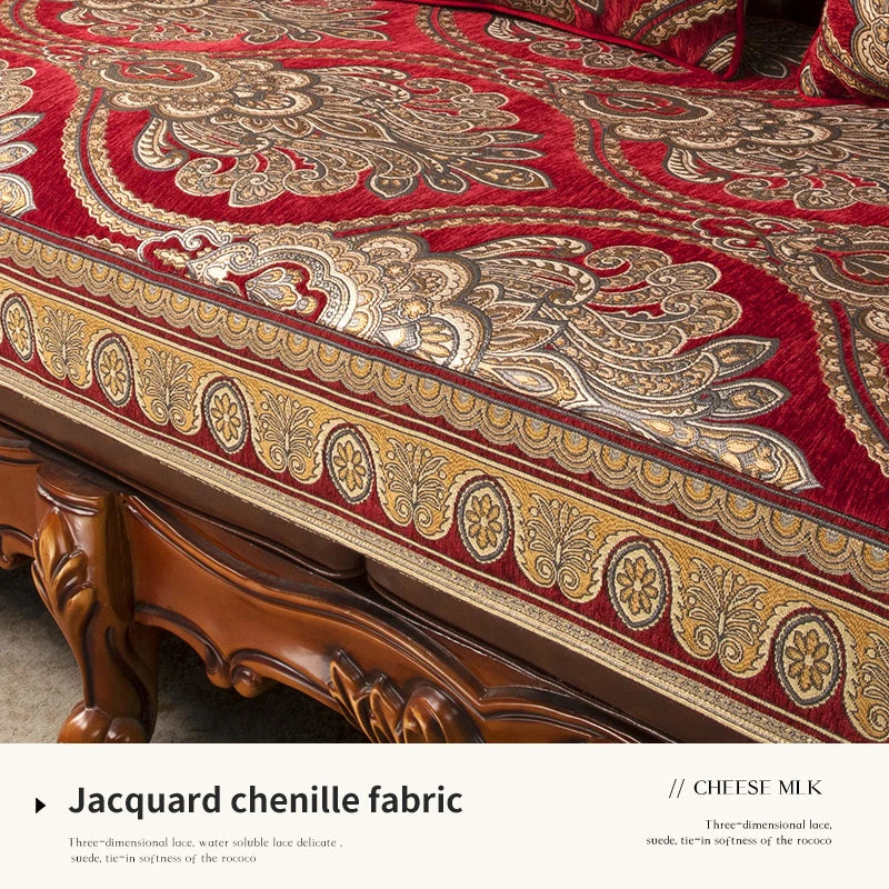 L'élégante et complexe texture du tissu jacquard chenille, avec ses motifs baroques dorés sur un fond rouge profond, transmet la richesse et la sophistication du style rococo.
