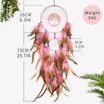 Captivante capteur de rêves délicat avec des plumes roses et brunes, un design unique et des dimensions détaillées, créant une décoration murale bohème et mystique.