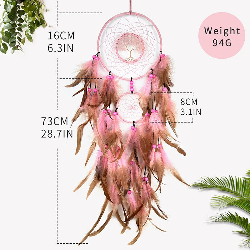 Captivante capteur de rêves délicat avec des plumes roses et brunes, un design unique et des dimensions détaillées, créant une décoration murale bohème et mystique.