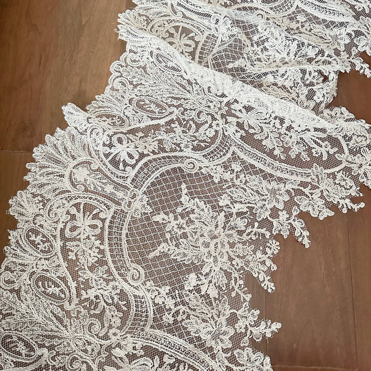 dentelle blanche motifs floraux complexe classique tissu romantique ajouré vintage large élégante sophistication couture