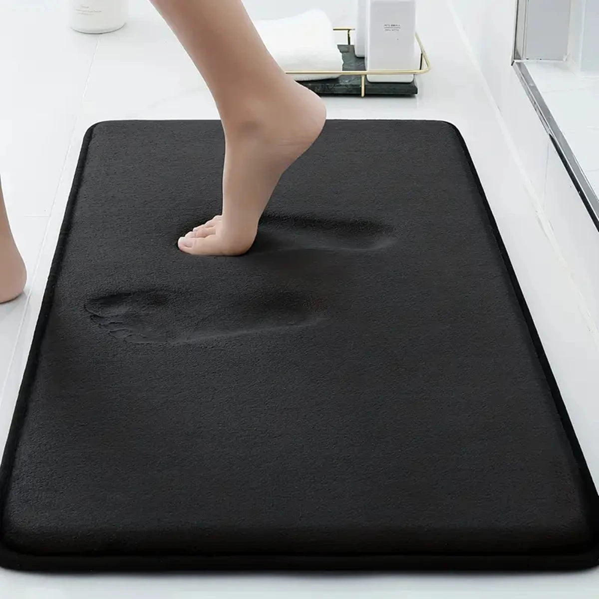 tapis bain motif fleurs noires fond blanc doux antidérapant moderne gris