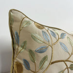 coussin décoratif rectangulaire brodé motif floral feuilles couleur beige clair maison siège voiture