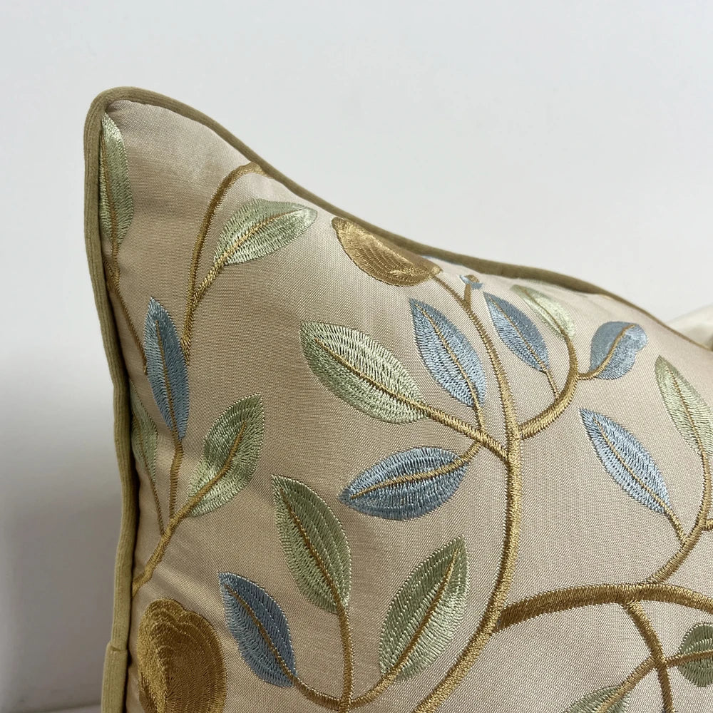 coussin décoratif rectangulaire brodé motif floral feuilles couleur beige clair maison siège voiture