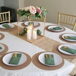 serviettes table beige feuilles artificielles rustique fourchettes dorées assiettes blanches vert classique decoration table