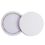 toile peinte artistique blanche toile tendue pinceaux palette peinture couleurs variées boîte peinture pot