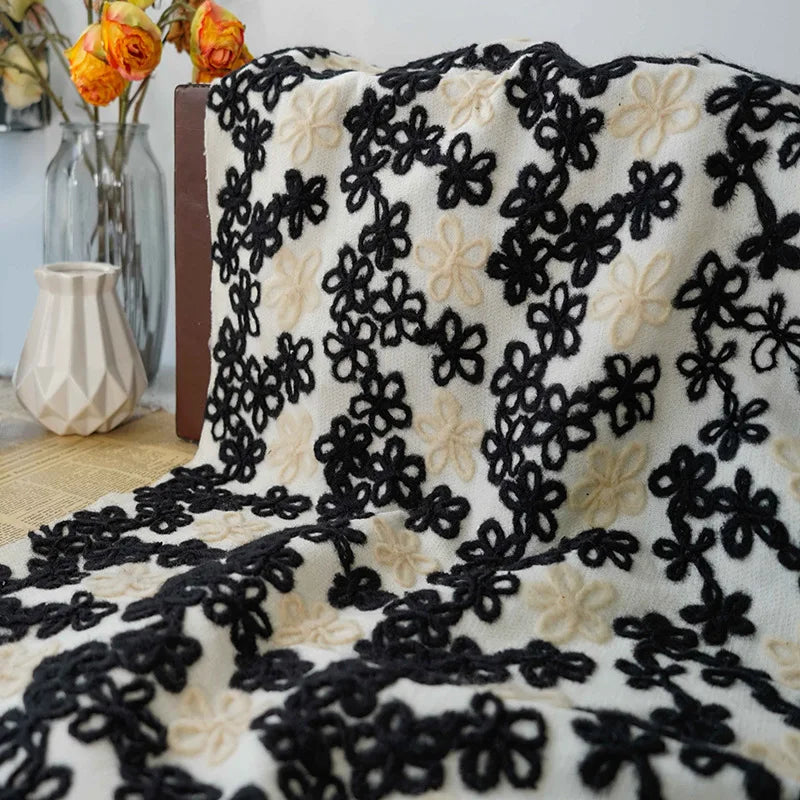 tissu polyester fleurs stylisées blanc noir gris clair beige brodé résistance intempéries automne hiver