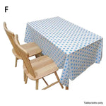 nappe table rouge bleu clair moderne points blancs assiettes couverts décoration cuisine vases fleurs