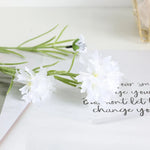 décoration intérieure bouquet fleurs artificielles bleues blanches roses longues tiges vertes vase transparent festonnée