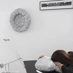 horloge murale texturée moderne noir blanc argenté chambre coucher décoration intérieure chic frontalisée