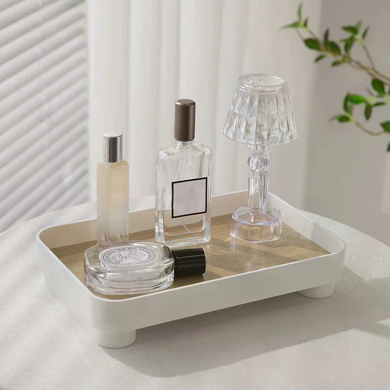 plateau rectangulaire blanc imitation bois vases bouteilles transparentes petite lampe cloche cloisonnement