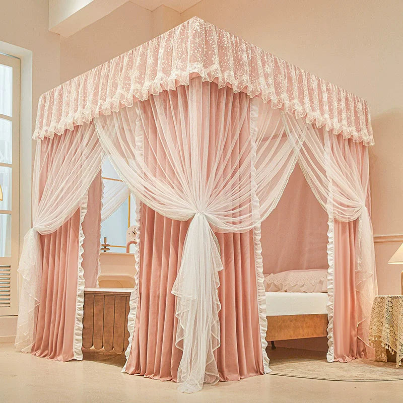 Cette luxueuse chambre à coucher présente un magnifique lit à baldaquin rose pâle, avec un décor drapé et une belle fenêtre laissant entrer la lumière naturelle.