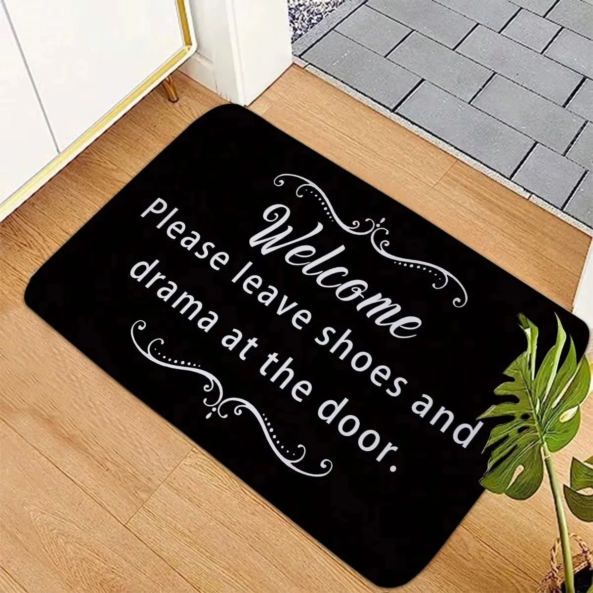 tapis d'entrée moderne antibactéries antirides antidérapant noir motifs floraux textes chaussures salon