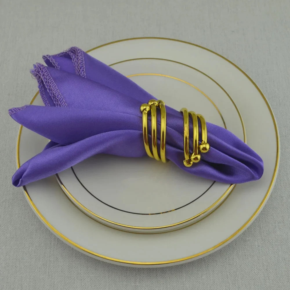 serviette table satin anneau doré mariage décoration table repas classique