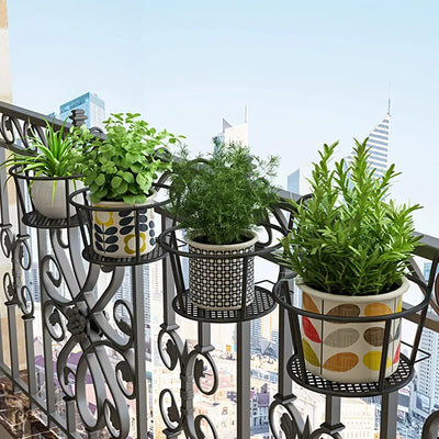 Jardinière suspendue extérieur en fer jaune sur rambarde de balcon