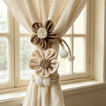 accessoire fenêtre fleurs crochet tissu texturé clips beige marron clair decoratif artisanal