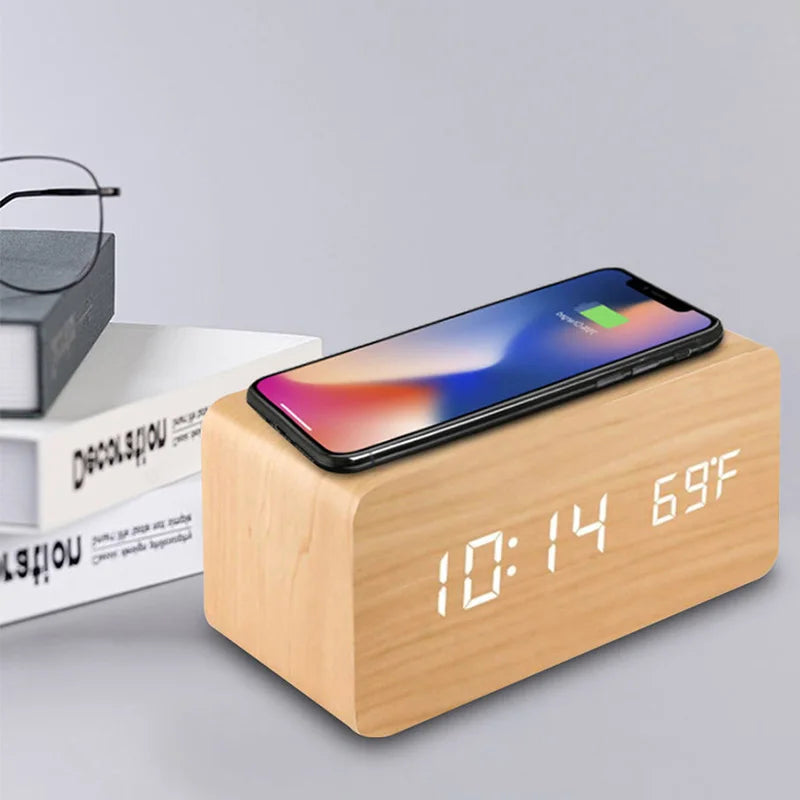 réveil numérique horloge LED moderne affichage heure date température charge sans fil bois clair