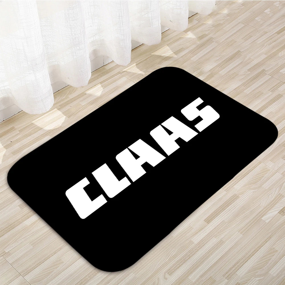 tapis moderne graphique antidérapant couleurs noires rouges vertes blanches lettres CLAAS relief sol chambre
