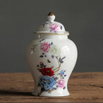 vase bleu blanc pot épices céramique couvercle poignée ornements floraux classiques