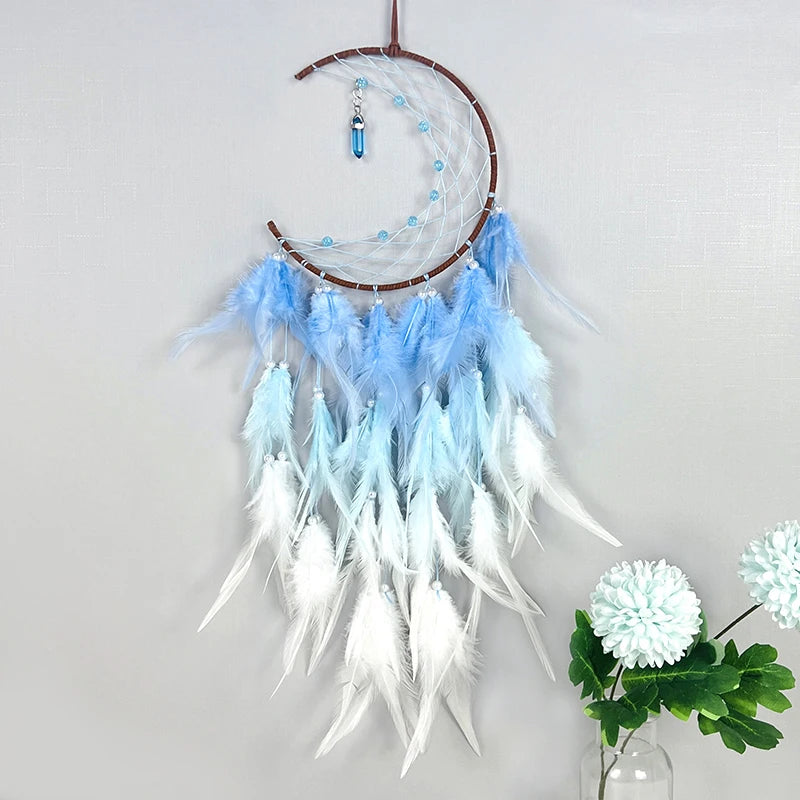 Un capteur de rêves bleu et blanc décoratif suspendu avec des plumes.