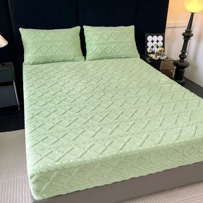 Élégante parure de lit verte pastel avec motif en relief apportant une touche de douceur et de confort à la décoration de la chambre.