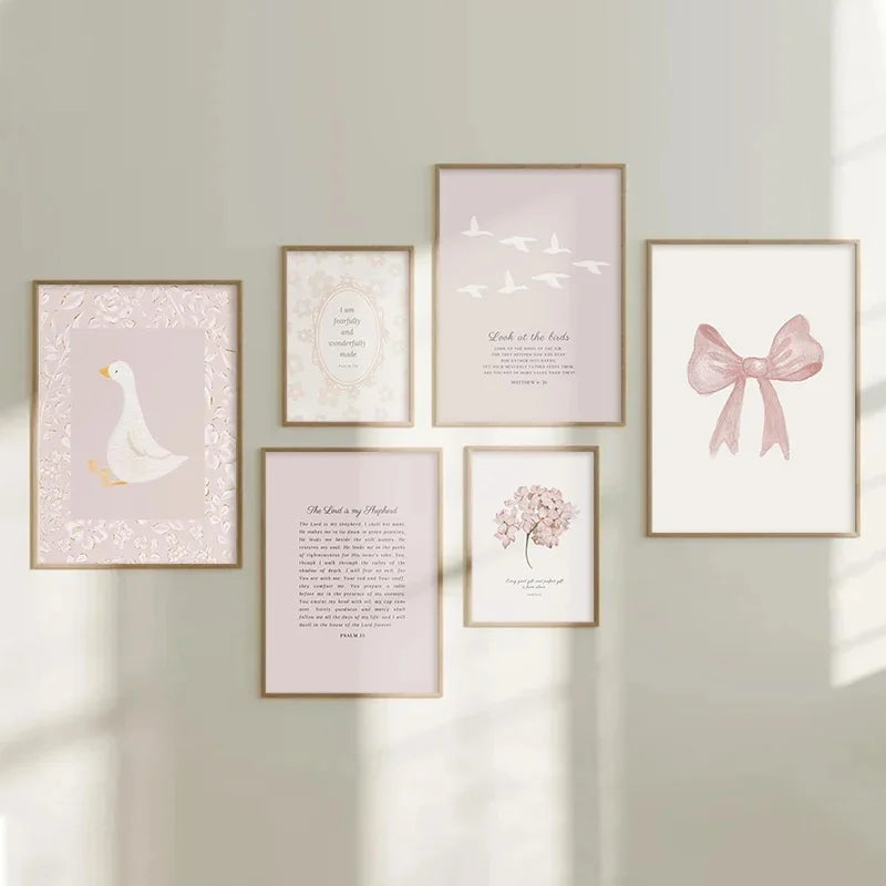 affiche murale cadre doré fleurs oiseaux texte rose beige décoration chambre fille minimaliste