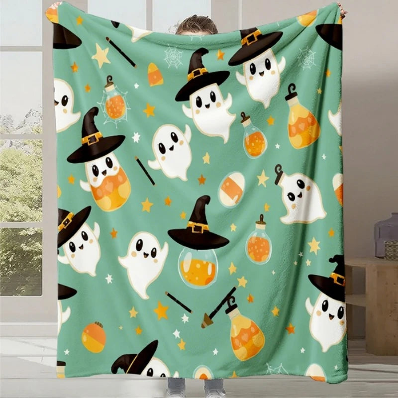 Une couverture Halloween festive avec des fantômes mignons portant des chapeaux de sorcière et tenant des citrouilles décoratives sur un fond vert.