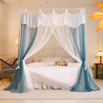 Un lit à baldaquin élégant et romantique avec de belles draperies blanches et bleues, créant un environnement serein et accueillant.