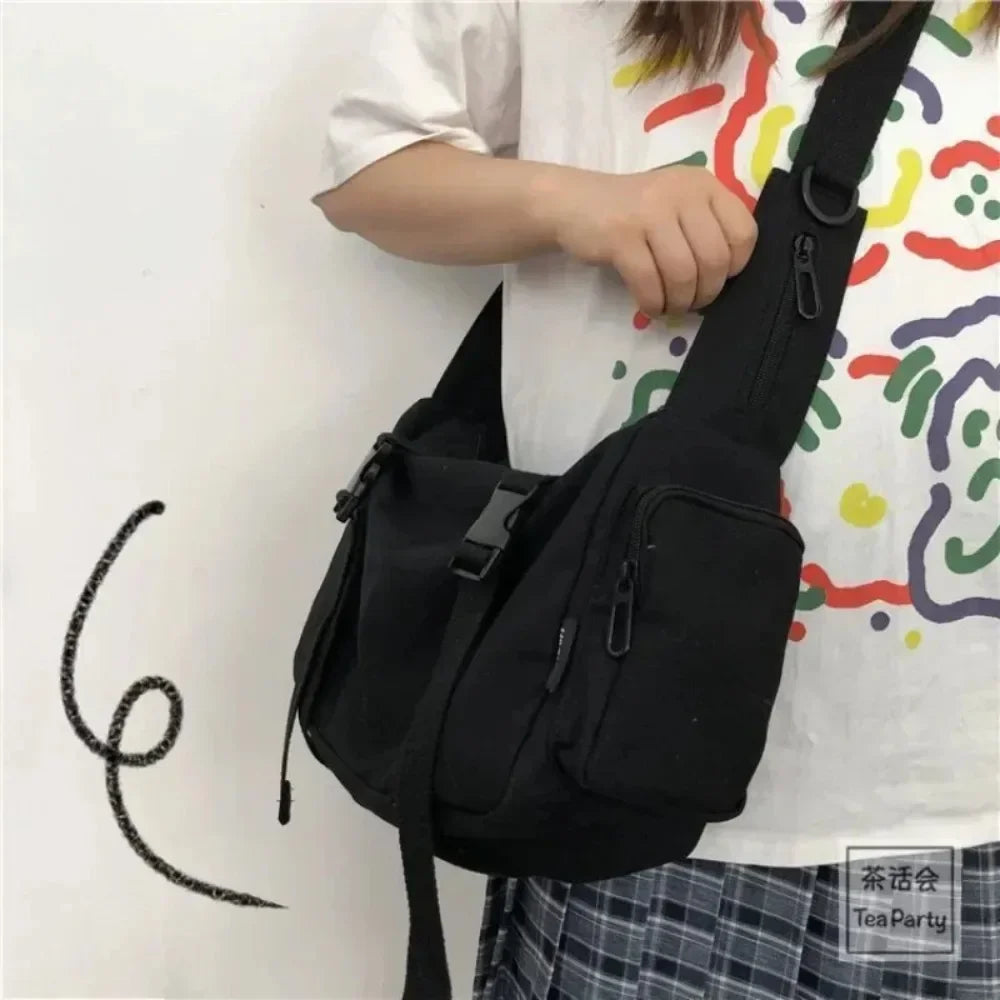 sac bandoulière toile unisexe seau noir blanc urbain décontracté sangles réglables porte clés ours