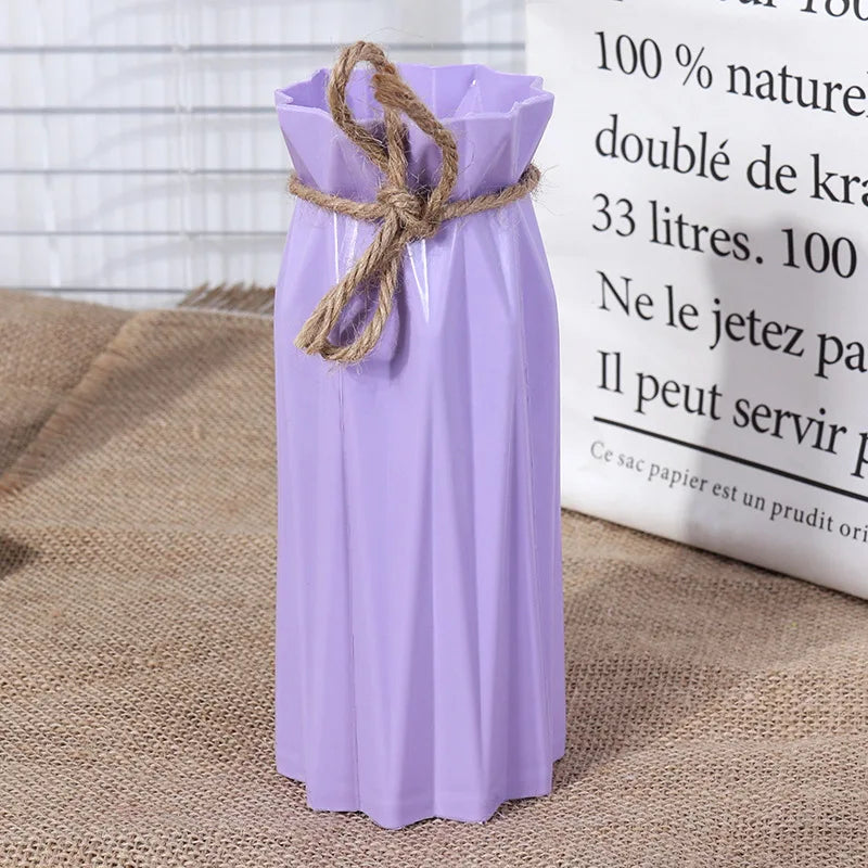 vases décoratifs modernes plissés fleurs artificielles couleurs variées salon minimaliste