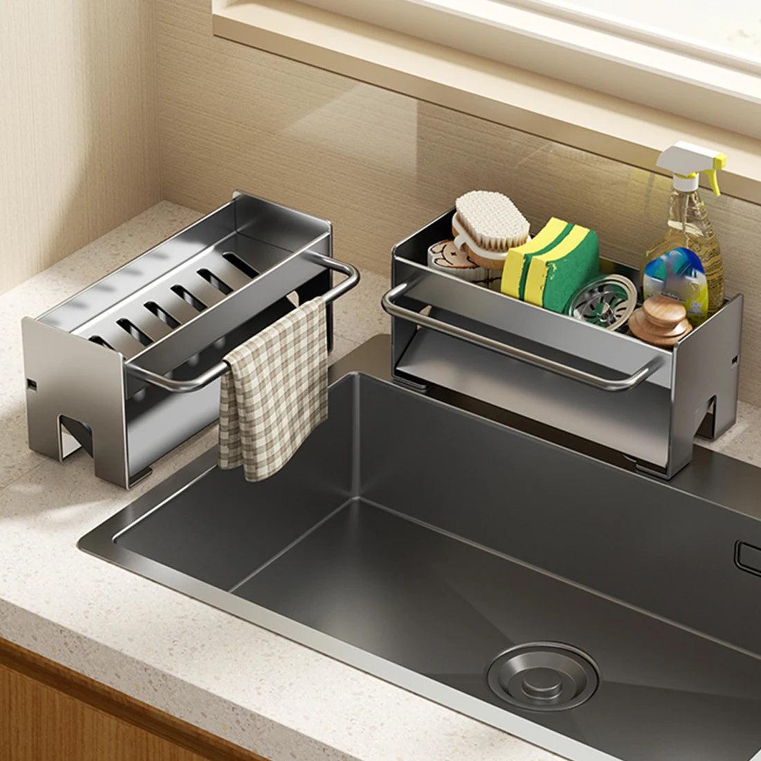 organisateur évier drainage vaisselle argenté moderne serviettes éponges brosses flacons minimalistes